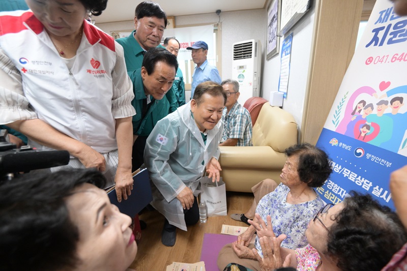 ▲ 이상민 행정안전부 장관과 백성현 논산시장이 18일 침수 피해로 대피 중인 논산시 벌곡면 신양 2리 마을회관을 찾아 주민들을 위로하고 있다.ⓒ논산시