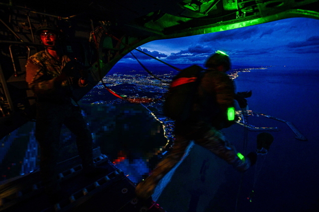 ▲ 항공구조사들이 HH-47 탐색구조헬기에서 강하하고 있다. 공군 제6탐색구조비행전대는 17일 야간, 강릉 인근 동해상에서 항공구조사(SART) 15명과 HH-47, HH-60 등 탐색구조헬기 2대가 참가한 가운데, 전술임무 집중훈련을 연계한 '야간 수상수중 전투탐색구조훈련'을 실시했다. ⓒ공군 제공