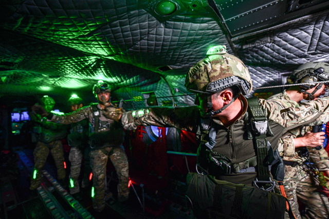 ▲ 항공구조사들이 HH-47 탐색구조헬기에서 강하 준비를 하고 있다. 공군 제6탐색구조비행전대는 17일 야간, 강릉 인근 동해상에서 항공구조사(SART) 15명과 HH-47, HH-60 등 탐색구조헬기 2대가 참가한 가운데, 전술임무 집중훈련을 연계한 '야간 수상수중 전투탐색구조훈련'을 실시했다. ⓒ공군 제공