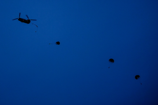 ▲ 항공구조사들이 해상에서 조난된 조종사를 구출하기 위해 HH-47 탐색구조헬기에서 줄지어 강하하며 공중으로 침투하고 있다. 공군 제6탐색구조비행전대는 7월 17일 야간, 강릉 인근 동해상에서 항공구조사(SART) 15명과 HH-47, HH-60 등 탐색구조헬기 2대가 참가한 가운데, 전술임무 집중훈련을 연계한 '야간 수상수중 전투탐색구조훈련'을 실시했다. ⓒ공군 제공