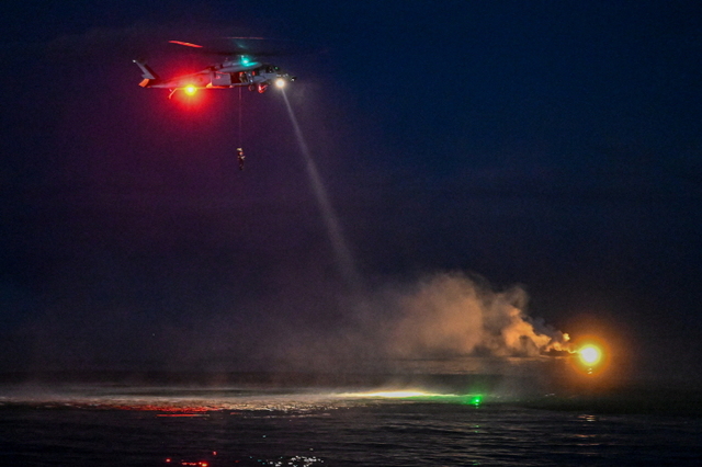 ▲ 항공구조사들이 조난조종사에게 다가가기 위해 호이스트를 타고 하강하고 있다. 공군 제6탐색구조비행전대는 7월 야간, 강릉 인근 동해상에서 항공구조사(SART) 15명과 HH-47, HH-60 등 탐색구조헬기 2대가 참가한 가운데, 전술임무 집중훈련을 연계한 '야간 수상수중 전투탐색구조훈련'을 실시했다. ⓒ공군 제공