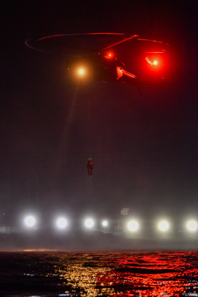 ▲ 항공구조사들이 호이스트와 레스큐시트를 활용해 조난 조종사를 HH-60 탐색구조헬기로 끌어올리고 있다. 공군 제6탐색구조비행전대는 7월 야간, 강릉 인근 동해상에서 항공구조사(SART) 15명과 HH-47, HH-60 등 탐색구조헬기 2대가 참가한 가운데, 전술임무 집중훈련을 연계한 '야간 수상수중 전투탐색구조훈련'을 실시했다. ⓒ공군 제공