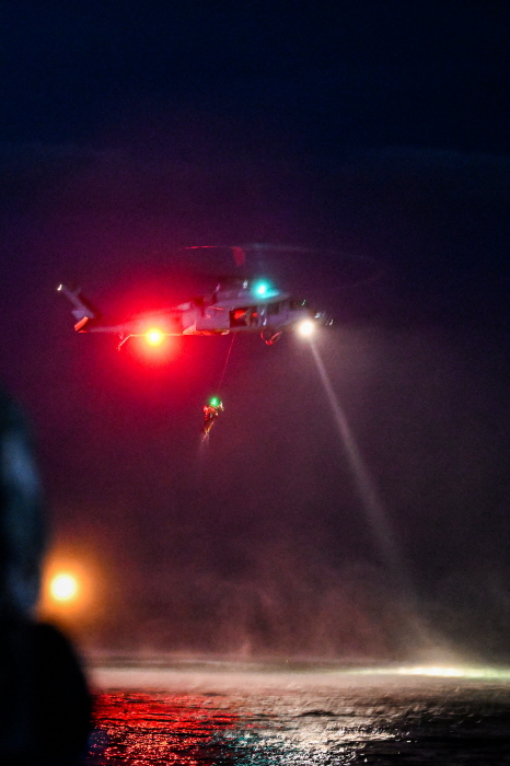 ▲ 항공구조사들이 호이스트와 레스큐시트를 활용해 조난 조종사를 HH-60 탐색구조헬기로 끌어올리고 있다. 공군 제6탐색구조비행전대는 7월 야간, 강릉 인근 동해상에서 항공구조사(SART) 15명과 HH-47, HH-60 등 탐색구조헬기 2대가 참가한 가운데, 전술임무 집중훈련을 연계한 '야간 수상수중 전투탐색구조훈련'을 실시했다. ⓒ공군 제공