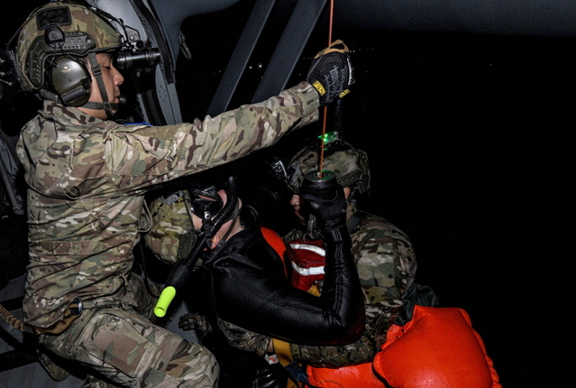 ▲ 항공구조사들이 호이스트와 레스큐시트를 활용해 조난 조종사를 HH-60 탐색구조헬기로 끌어올리고 있다. 공군 제6탐색구조비행전대는 7월 야간, 강릉 인근 동해상에서 항공구조사(SART) 15명과 HH-47, HH-60 등 탐색구조헬기 2대가 참가한 가운데, 전술임무 집중훈련을 연계한 '야간 수상수중 전투탐색구조훈련'을 실시했다. ⓒ공군 제공
