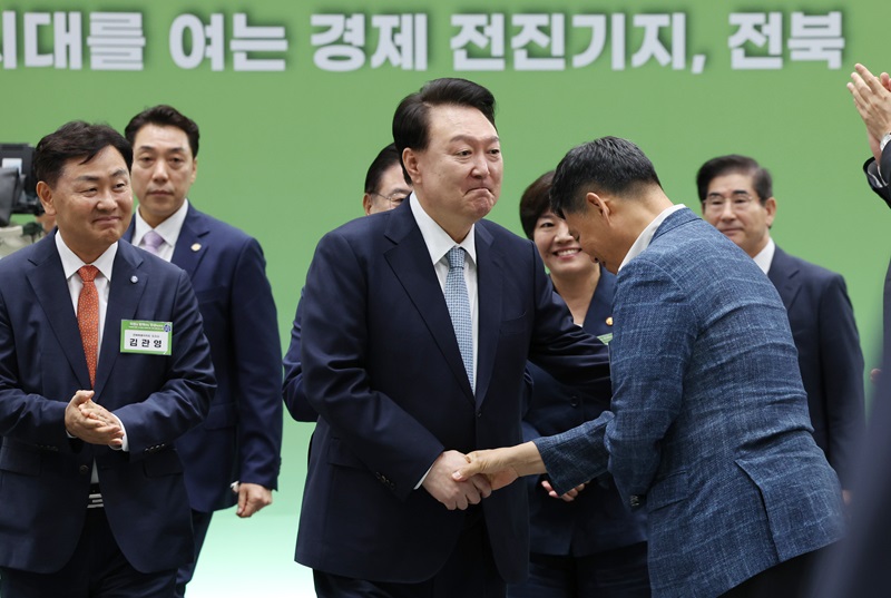 ▲ 윤석열 대통령이 18일 전북 정읍시 JB그룹 아우름캠퍼스에서 '신 서해안 시대를 여는 경제 전진기지, 전북'을 주제로 열린 스물일곱 번째 '국민과 함께하는 민생토론회'에서 입장하며 참석자들과 인사를 나누고 있다. (대통령실통신사진기자단) 2024.07.18. ⓒ뉴시스