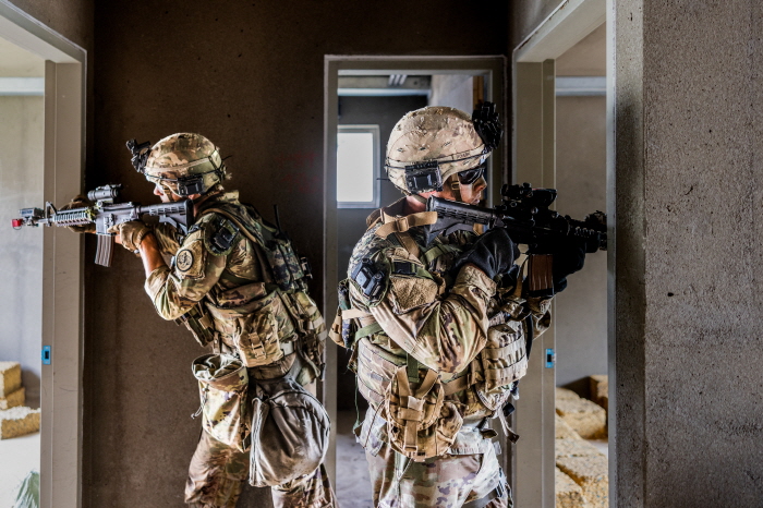 ▲ 한국과 미국, 아랍에미리트(UAE)가 강원도 인제군에 있는 육군과학화전투훈련장에서 지난 9일부터 오는 19일까지 11일간의 일정으로 첫 '연합 과학화전투훈련(KCTC)'을 진행하고 있다. 여단 연합전투단 장병들이 목표 건물을 확보하고 있다. ⓒ육군 제공