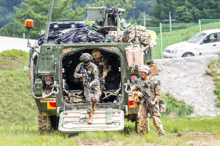 ▲ 한국과 미국, 아랍에미리트(UAE)가 강원도 인제군에 있는 육군과학화전투훈련장에서 지난 9일부터 오는 19일까지 11일간의 일정으로 첫 '연합 과학화전투훈련(KCTC)'을 진행하고 있다. 장갑차에서 하차한 장병들이 도시지역으로 진입하고 있다. ⓒ육군 제공