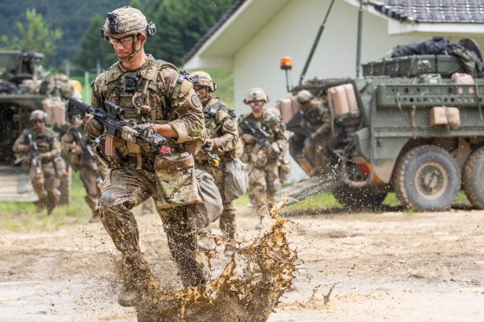 ▲ 한국과 미국, 아랍에미리트(UAE)가 강원도 인제군에 있는 육군과학화전투훈련장에서 지난 9일부터 오는 19일까지 11일간의 일정으로 첫 '연합 과학화전투훈련(KCTC)'을 진행하고 있다. 장갑차에서 하차한 장병들이 도시지역으로 진입하고 있다. ⓒ육군 제공