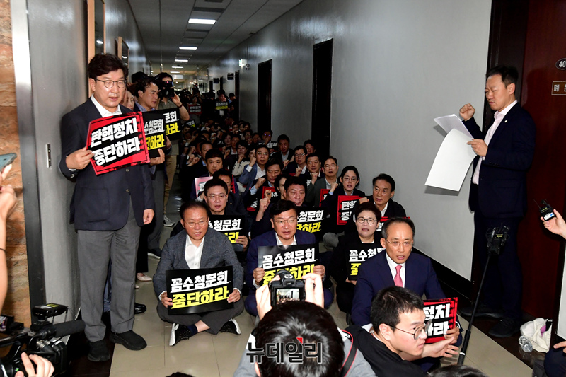 ▲ 19일 서울 여의도 국회 법제사법위원회 회의실 앞에서 열린 위헌ㆍ위법 탄핵청원 청문회 법사위 규탄농성에서 국민의힘 의원들이 구호를 외치고 있다. 이날 법사위에서는 윤석열 대통령 탄핵소추안 즉각 발의 요청에 관한 청원 관련 청문회가 개최된다.ⓒ 이종현 기자