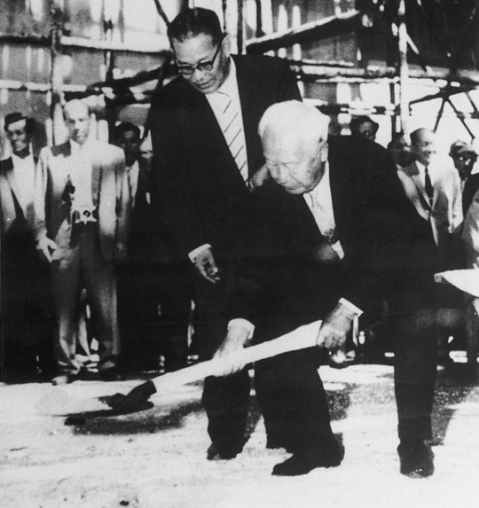 ▲ 이승만 대통령은 대한민국 건국의 아버지이자 대한민국 원자력 발전의 아버지다.
1959년 이승만 대통령이 한국 최초 《원자력연구소》 건물 착공식에서 첫 삽을 뜨는 모습. ⓒ 인터넷 이승만 기념관 자료실