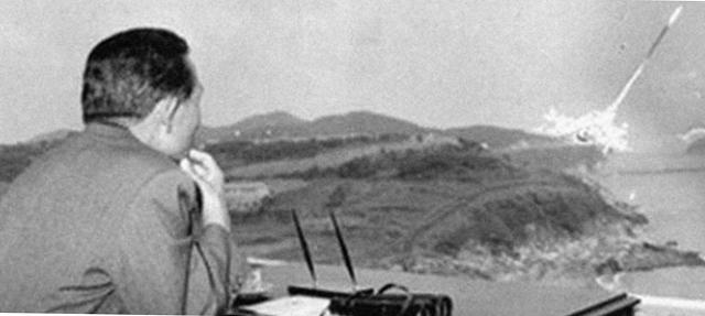 ▲ 이것이 10.26 비극의 씨앗이란 분석도 있다.
박정희 전 대통령이 1978년 9월 26일 《국방과학연구소》 시험장에서 한국 최초 지대지미사일 《백곰》의 발사를 참관하고 있다. 《백곰》발사 성공은 세계에서 7번째 지대지 탄도미사일 개발이었다. ⓒ 연합뉴스(국가기록원 제공)