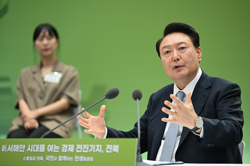 ▲ 윤석열 대통령이 지난 18일 전북 정읍시 JB그룹 아우름캠퍼스에서 '신 서해안 시대를 여는 경제 전진기지, 전북'을 주제로 열린 스물일곱 번째 '국민과 함께하는 민생토론회'에서 마무리 발언을 하고 있다. ⓒ뉴시스