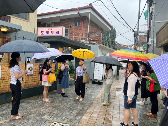 ▲ 경기관광공사 ‘골목 매니저 역량강화 교육’에서 참석자들이 수원 행리단길 골목을 투어하고 있다. ⓒ경기관광공사 제공