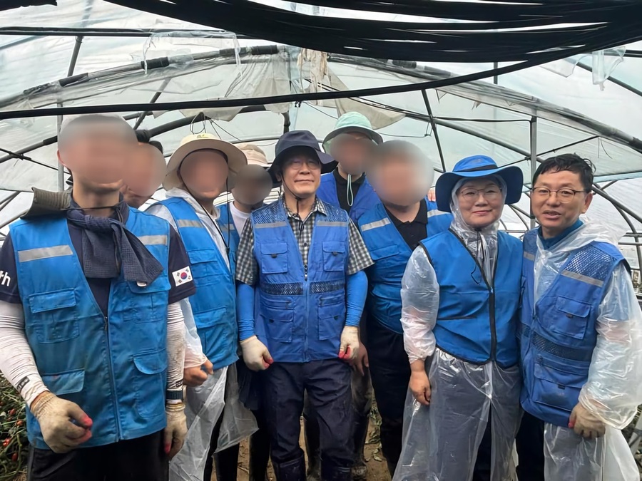 ▲ 지난 18일 전북 익산 수해 복구 봉사활동 현장에서 이재명 더불어민주당 대표 후보와 권향엽·김문수 의원 등이 사진 촬영을 하고 있다. ⓒ김문수 의원 페이스북