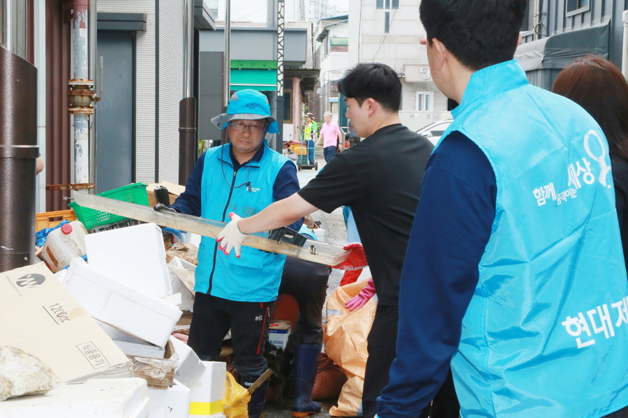 ▲ 현대제철 당진제철소 임직원 봉사단이 수해 피해를 입은 당진전통시장에서 청소와 집기류 세척을 돕고 있다.ⓒ현대제철 당진제철소