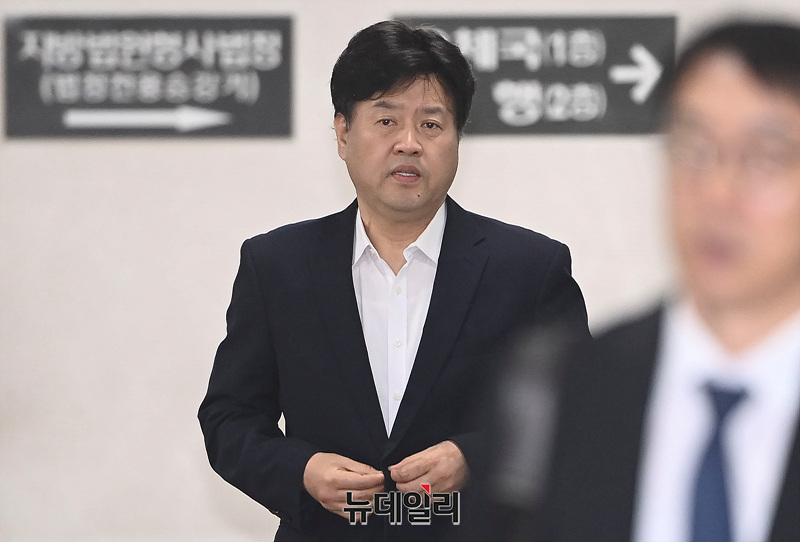 ▲ 김용 전 민주연구원 부원장이 1일 오전 서울 서초구 서울고등법원에서 열린 '불법 대선자금 수수' 관련 2심 공판에 출석하고 있다. ⓒ서성진 기자