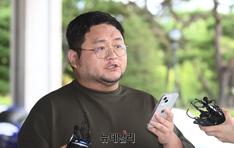 ▲ 유튜버 쯔양을 협박해 금품을 갈취했다는 의혹을 받는 유튜버 구제역(본명 이준희)이 지난 15일 오후 서울 서초구 서울중앙지검에 자진출석하며 입장을 밝히고 있다. ⓒ서성진 기자