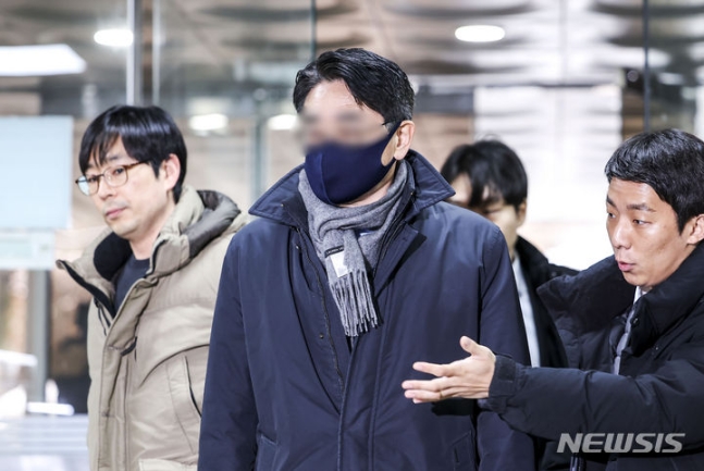 ▲ 수사 정보를 대가로 금품을 공여한 혐의를 받는 백모 SPC 전무가 지난 2월 서울 서초구 서울중앙지방법원에서 열린 영장실질심사(구속 전 피의자 심문)에 출석하고 있다. ⓒ뉴시스