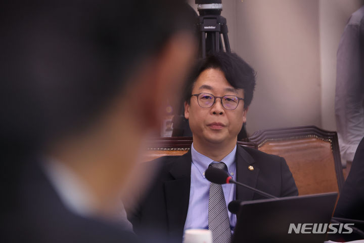 ▲ 곽규택 국민의힘 의원이 19일 오후 서울 여의도 국회에서 열린 법제사법위원회 윤석열 대통령 탄핵소추안 즉각 발의 요청에 관한 청원 관련 청문회에서 정청래 법사위원장을 바라보고 있다. ⓒ뉴시