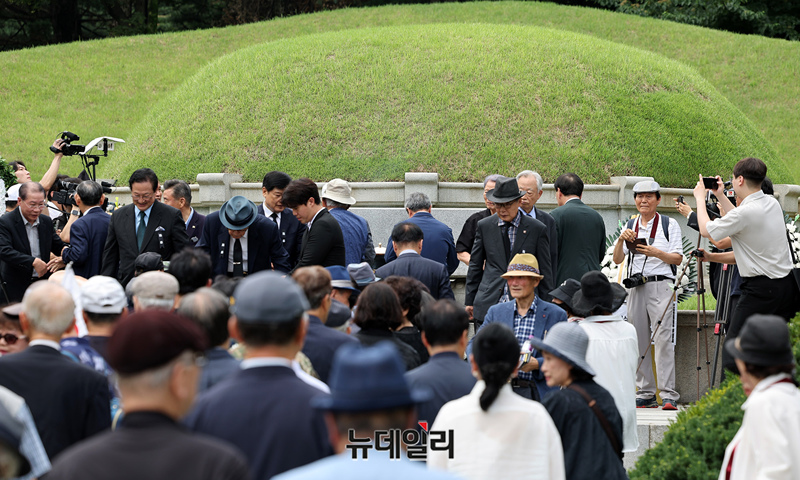 ▲ 이승만 건국대통령 광화문광장 동상 건립추진위원회의 주관으로 19일 오전 국립서울현충원 이승만 대통령 묘역에서 '이승만 건국대통령 59기 추모식'가 열렸다. ⓒ정상윤 기자