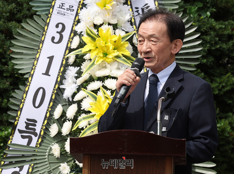 ▲ 변정일 이승만건국대통령동상 광화문광장 건립추진위원회장이 19일 오전 국립서울현충원 이승만 대통령 묘역에서 열린 '이승만 건국대통령 59기 추모식'에서 인사말을 하고 있다. ⓒ정상윤 기자
