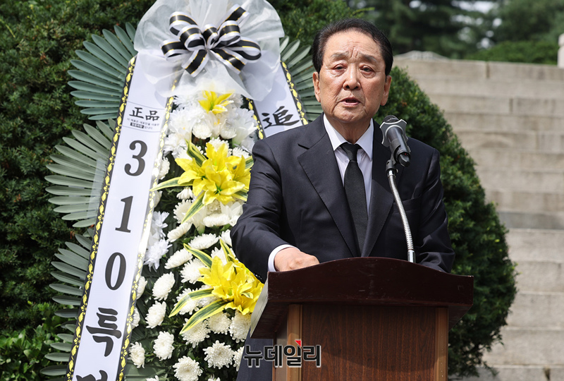 ▲ 김유광 사단법인 이승만건국대통령기념사업회 상근부회장이 19일 오전 국립서울현충원 이승만 대통령 묘역에서 열린 '이승만 건국대통령 59기 추모식'에서 추모사를 낭독하고 있다. ⓒ정상윤 기자