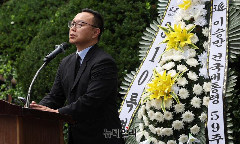 ▲ 김은구 트루스포럼 대표가 19일 오전 국립서울현충원 이승만 대통령 묘역에서 열린 '이승만 건국대통령 59기 추모식'에서 추모사를 낭독하고 있다. ⓒ정상윤 기자