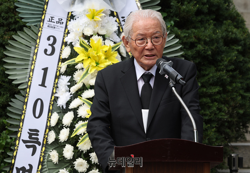 ▲ '4.19 혁명'의 주역이었던 이영일 전 새정치국민회의 국회의원이 19일 오전 국립서울현충원 이승만 대통령 묘역에서 열린 '이승만 건국대통령 59기 추모식'에서 추모사를 낭독하고 있다. ⓒ정상윤 기자