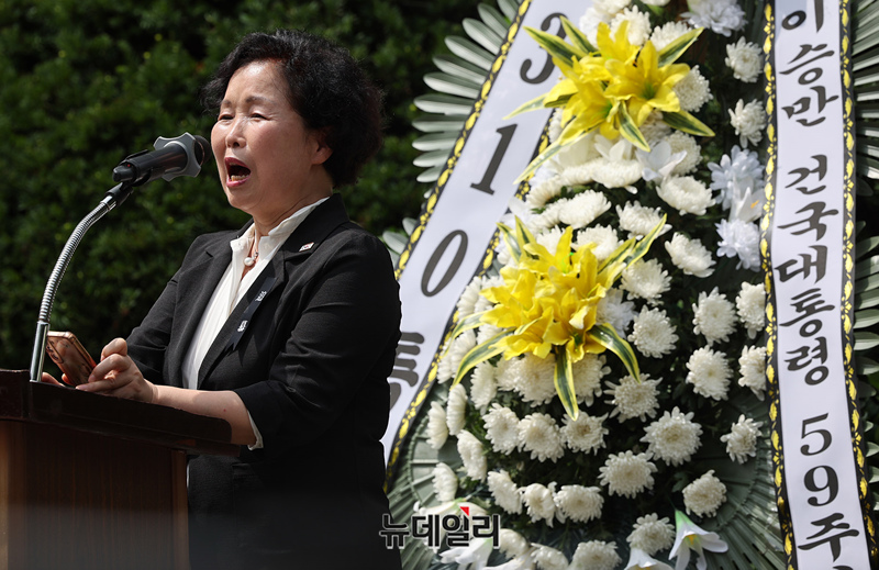 ▲ 손효숙 리박스쿨 대표가 19일 오전 국립서울현충원 이승만 대통령 묘역에서 열린 '이승만 건국대통령 59기 추모식'에서 추모사를 낭독하고 있다. ⓒ정상윤 기자