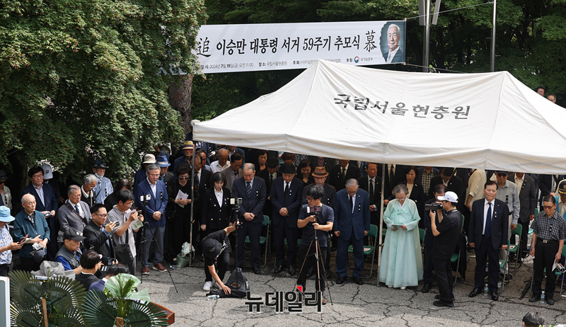 ▲ 이승만 건국대통령 광화문광장 동상 건립추진위원회의 주관으로 19일 오전 국립서울현충원 이승만 대통령 묘역에서 '이승만 건국대통령 59기 추모식'가 열렸다. ⓒ정상윤 기자