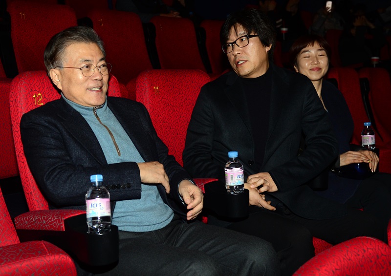 ▲ 더불어민주당 문재인 전 대표가 18일 오후 부산 부산진구 NC백화점 롯데시네마를 방문, 원전 재난을 다룬 영화 '판도라'를 관람하기 위해 박정우 감독과 상영관에 앉아 있다. 2016.12.18. ⓒ뉴시스
