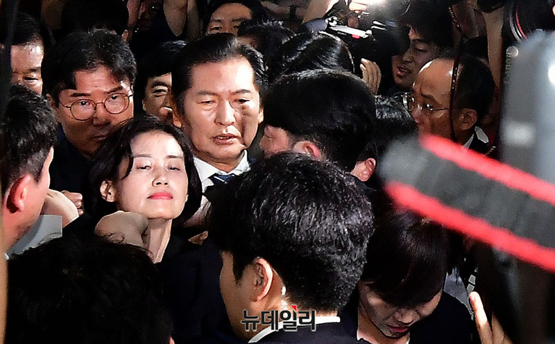 ▲ 정청래 법제사법위원회 위원장이 국민의힘 의원들의 항의를 받으며 19일 오전 국회에서 열린'윤석열 대통령 탄핵소추안 발의 요청' 국민동의 청원 청문회가 열리는 회의장으로 향하고 있다. ⓒ이종현 기자