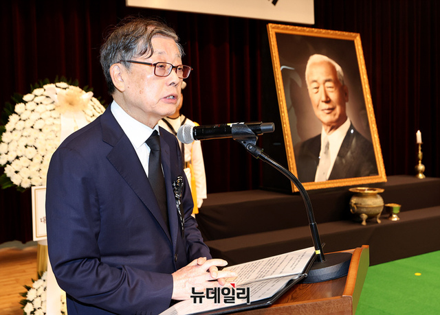 ▲ 김황식 이승만대통령 기념재단 이사장이 19일 오전 국립서울현충원 현충관에서 열린 '이승만 건국대통령 서거 59기 추모식'에서 추모사를 낭독했다. ⓒ정상윤 기자