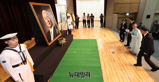 ▲ 사단법인 이승만건국대통령기념사업회가 19일 오전 국립서울현충원 현충관에서 '이승만 건국대통령 서거 59기 추모식'을 개최했다. 이승만 대통령의 며느리인 조혜자 여사와 손자 이병구 이화장 대표가 헌화를 위해 나서고 있다. ⓒ정상윤 기자