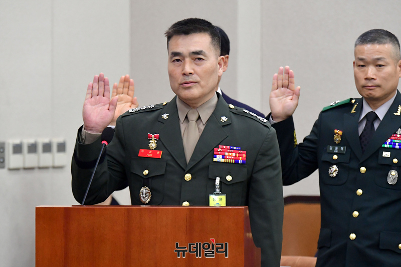 ▲ 박정훈 전 해병대 수사단장이 19일 오후 서울 여의도 국회에서 열린 법제사법위원회 윤석열 대통령 탄핵소추안 즉각 발의 요청에 관한 청원 관련 청문회에서 증인선서를 하고 있다. ⓒ 이종현 기자