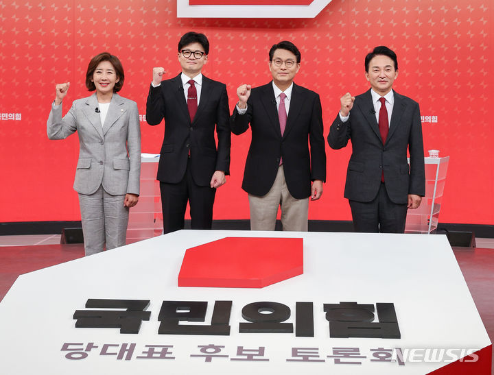 ▲ 토론회에 나선 국민의흼 당대표 후보들. 말 잘하고, 똑똑하고, 재주 있는 사람을 뽑아야 하나. 아니면 사람 됨이 있는, 덕이 있는 사람을 선택해야 하나. 그것이 문제다. ⓒ뉴시스