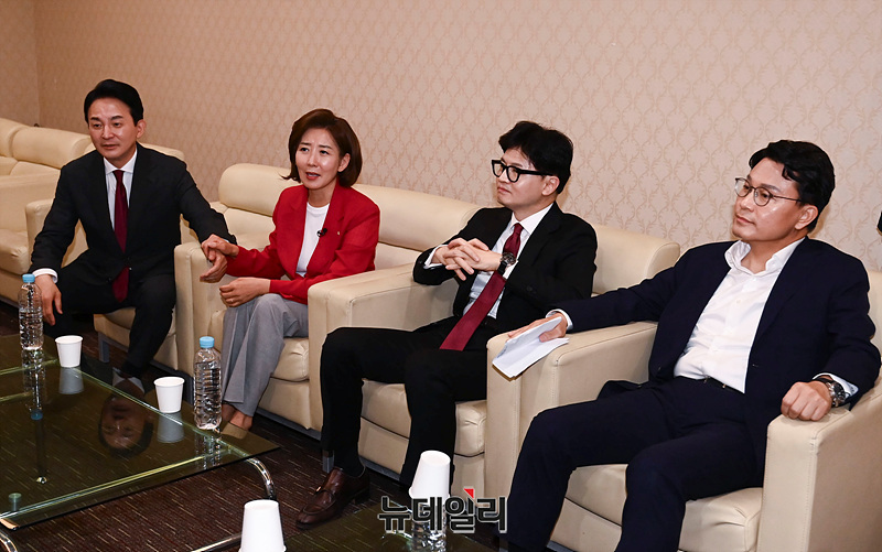 ▲ 원희룡, 나경원, 한동훈, 윤상현 국민의힘 당대표 후보들이 지난 8일 오후 광주 서구 김대중컨벤션센터에서 열린 '제4차 전당대회 광주·전북·전남·제주 합동 연설회'에 앞서 간담회를 하고 있다.ⓒ광주=서성진 기자