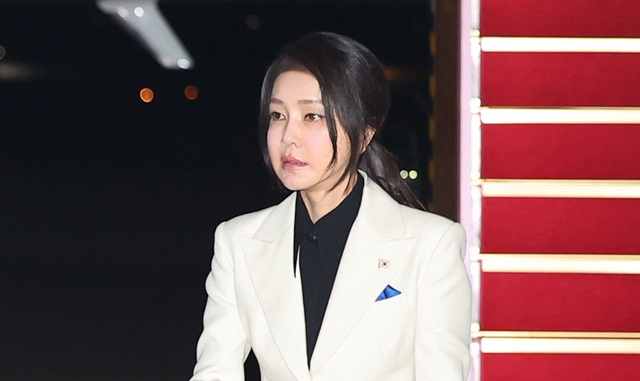 ▲ 윤석열 대통령 부인 김건희 여사가 지난 12일 북대서양조약기구(NATO·나토) 75주년 정상회의 등 미국 안보순방을 마치고 귀국, 성남 서울공항에서 황우여 국민의힘 비상대책위원장 등 환영 인사들과 인사를 나누고 있다.ⓒ뉴시스