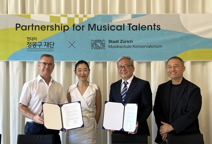 ▲ 취리히 음악원 협약 현장(왼쪽부터 에리히 줌스타인 취리히 음악원 총장, 허승연 부총장, 정무성 재단 이사장, 이선철 재단 자문위원).ⓒ현대차 정몽구 재단