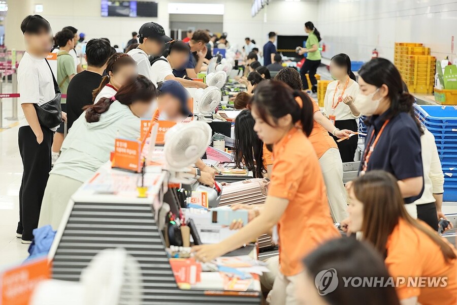 ▲ 19일 오후 제주국제공항 출발층 제주항공 발권카운터의 모습. ⓒ연합뉴스