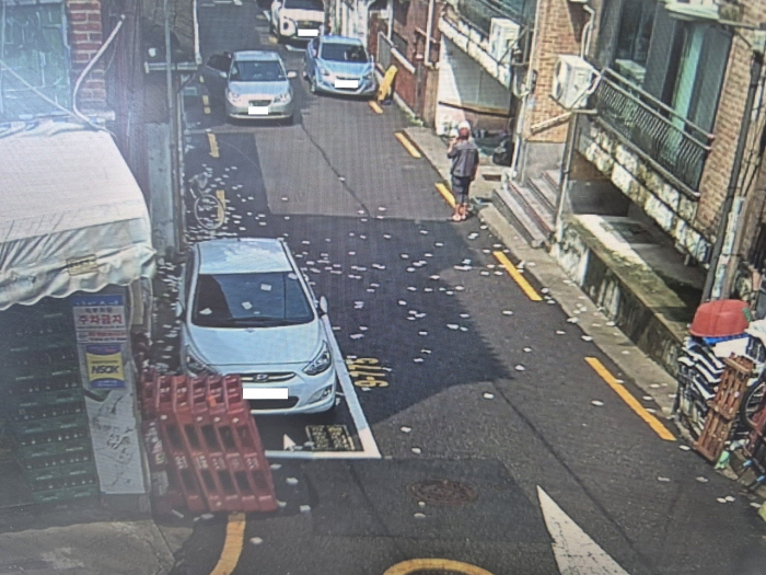 ▲ 7월 21일 서울 강북구 미아동 소재 도로에 북한이 부양한 '대남 쓰레기 풍선'(오물풍선) 내용물이 떨어져 있는 모습. ⓒ합동참모본부 제공