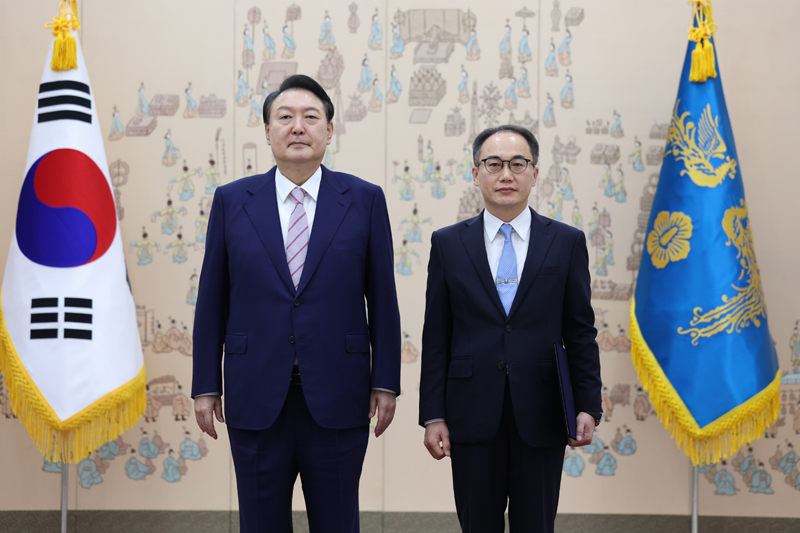 ▲ 윤석열 대통령이 2022년 9월 서울 용산 대통령실에서 이원석 검찰총장에게 임명장을 수여한 뒤 기념촬영을 하고 있다.(대통령실통신사진기자단) ⓒ뉴시스