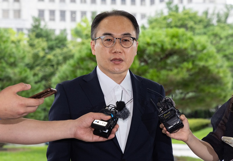 ▲ 이원석 검찰총장이 22일 오전 서울 서초구 대검찰청으로 출근하며 취재진의 질문에 답변하고 있다. 도이치모터스 주가조작, 명품가방 수수 의혹을 받고 있는 김건희 여사를 조사하는 서울중앙지방검찰청이 지난 20일 검찰 청사가 아닌 제3의 장소에서 비공개 조사하는 과정에서 이원석 검찰총장에게 사후보고해 논란이 되고 있다. 2024.07.22 ⓒ뉴시스