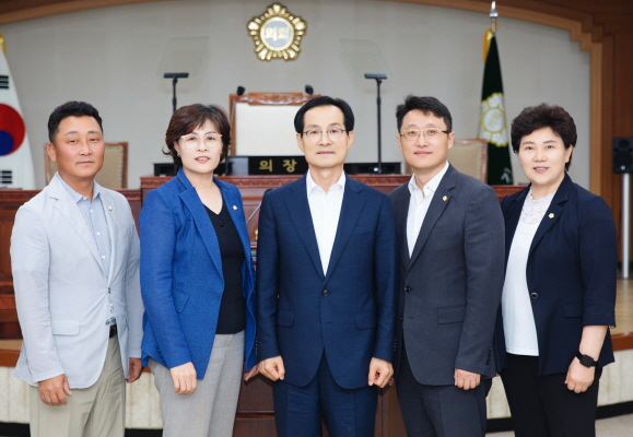 ▲ (죄측부터) 오승경 안전개발위원장, 이정자 부의장, 서백현 의장, 전수관 운영위원장, 문순자 행정경제위원장. ⓒ시의회