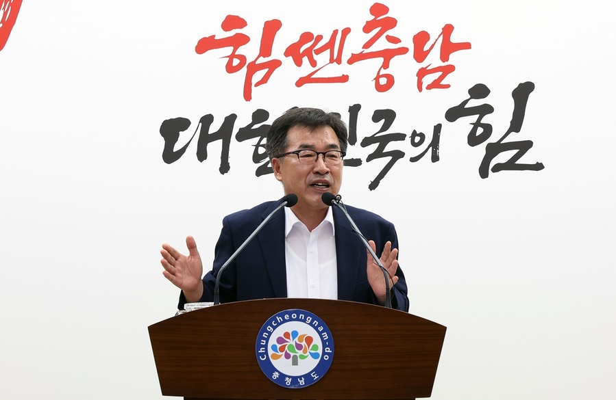 ▲ 전형식 충남도 정무부지사가 22일 오전 도청에서 충남도의 탄소정책이 OECD로부터 ‘석탄화력 폐지 대응전략 탄소 감측 좋은 사례’소개한 것과 관련해 기자회견을 하고 있다.ⓒ충남도