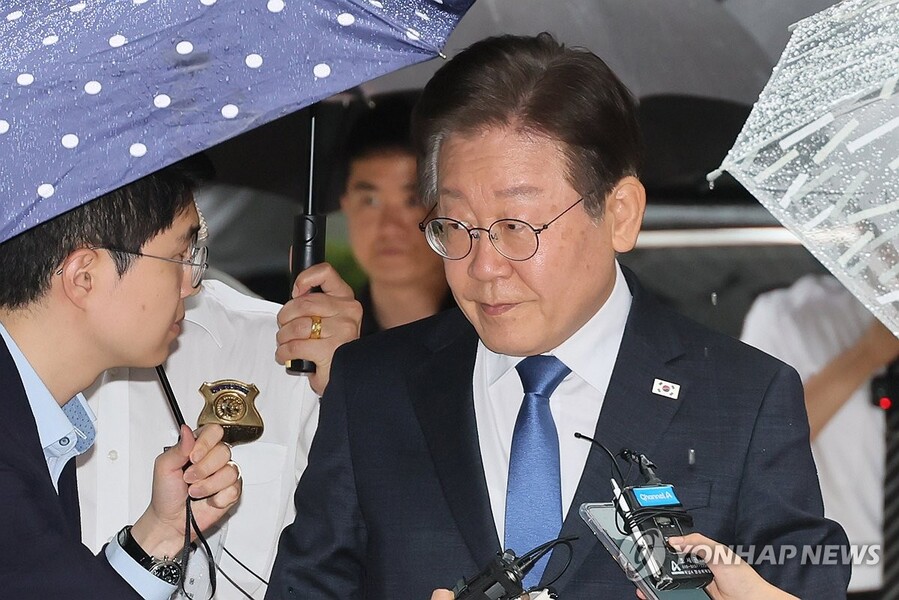 ▲ 이재명 전 더불어민주당 대표가 22일 오후 서울 서초구 서울중앙지법에서 열리는 '위증교사 혐의' 관련 1심 공판에 출석하기 위해 법정으로 향하고 있다. ⓒ연합뉴스