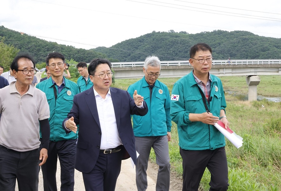 ▲ 이장우 시장이 지난 10일 집중호우 피해를 본 서구 정뱅이마을을 방문, 피해 상황을 살펴보고 있다.ⓒ대전시