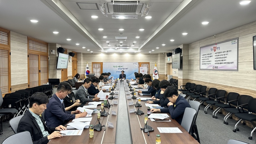 ▲ 청도군(군수 김하수)은 지난 19일 군청 제1회의실에서 근대와 현대의 모습이 공존하는 유천지역(청도읍 유호리, 내호리) 근대문화거리 활성화를 위한 TF추진단을 구성하여 첫 회의를 열었다.ⓒ청도군