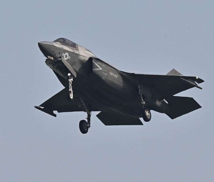 ▲ 지난해 10월 30일 경기도 평택시 주한미공군 오산기지에 F-35B 전투기가 착륙하는 모습. 당시 한미 연합공중훈련인 '비질런트 디펜스(Vigilant Defence)'에는 우리 공군 F-35A와 E-737 항공통제기, KC-330 다목적 공중급유수송기, 미군 F-35A·B, F/A-18 전투기, KC-135 공중급유기, EA-18 전자전기 등 한미 최정예 항공전력이 참가했다. ⓒ뉴시스