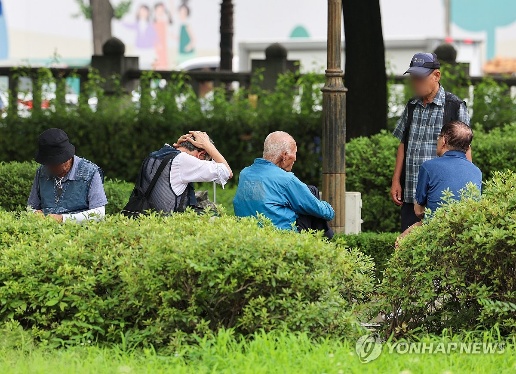 ▲ 65세 이상 주민등록인구가 1천만명을 넘어선 것으로 나타난 가운데 11일 서울 종로구 탑골공원에서 노인들이 휴식하고 있다. ⓒ연합뉴스